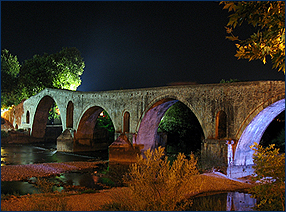 Die historische Brcke von Arta ber den Arachthos bei Nacht